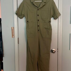 Women’s green jumpsuit with pockets!